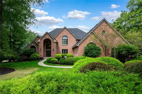 106 Blackthorn Dr, Butler, PA 16002