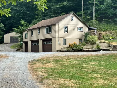 893 Fairlane Blvd, New Galilee, PA 16141