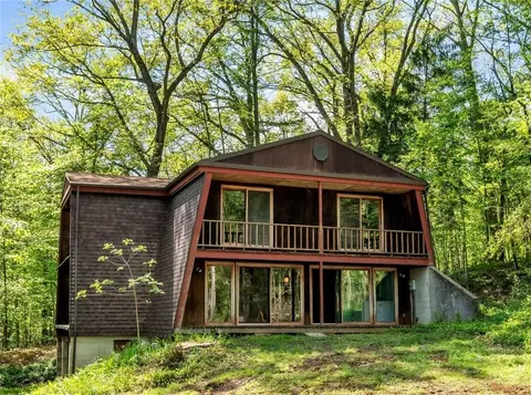 1445 E Cruikshank Rd, Valencia, PA 16059