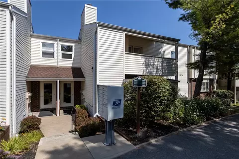 2006 Kenzie Dr, Pittsburgh, PA 15205