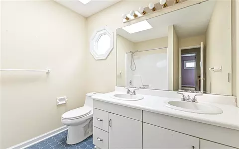 Bath - 302 Ridgeway Dr, Wexford, PA 15090 photo 2 of 2