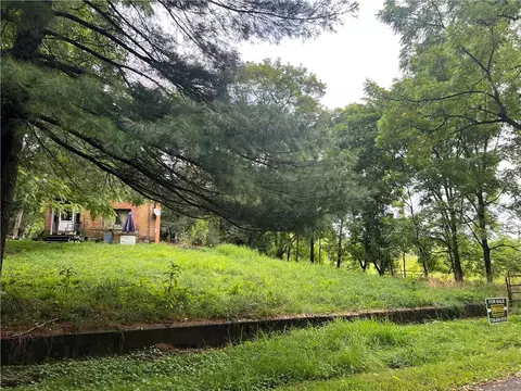 2225 County Line Rd, New Castle, PA 16101
