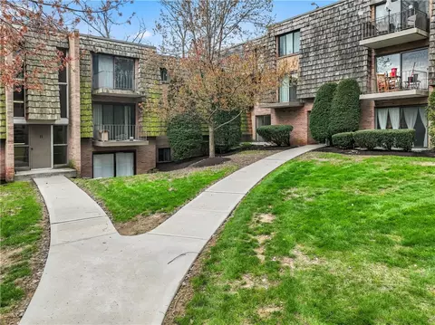 1112 Forest Green Dr, Coraopolis, PA 15108