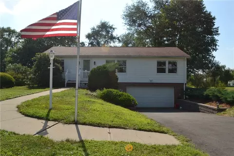 8 Harvest Dr, Cranberry Township, PA 16066
