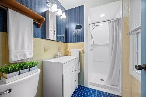 Bath - 116 Williamsburg Pl, Irwin, PA 15642 photo 2 of 3