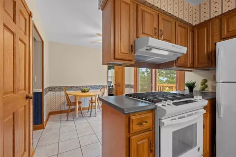 Kitchen - 116 Williamsburg Pl, Irwin, PA 15642 photo 3 of 4