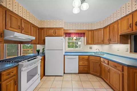 Kitchen - 116 Williamsburg Pl, Irwin, PA 15642 photo 2 of 4