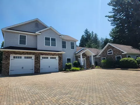 24 Maidstone Dr, Indiana, PA 15701