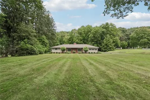 215 E Maitland Ln, New Castle, PA 16105