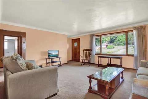 Living - 109 Long Dr, Irwin, PA 15642 photo 2 of 4
