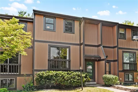 221 Parkwood Dr, Cranberry Township, PA 16066