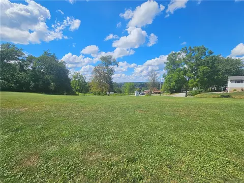 2 Fritchman Dr, Jeannette, PA 15644