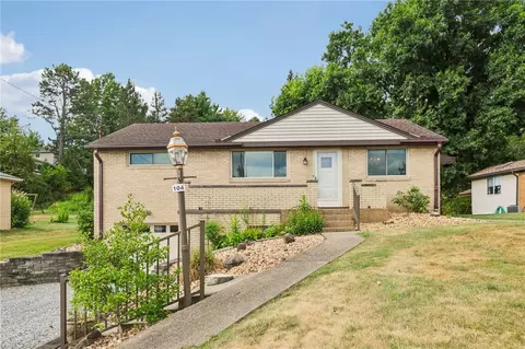 104 Philomena Dr, Coraopolis, PA 15108