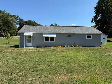 724 Shenango Stop Rd, New Castle, PA 16101