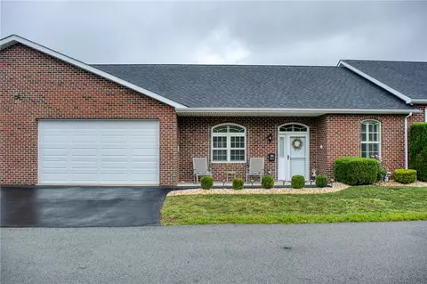 915 Valentina Ln, New Kensington, PA 15068