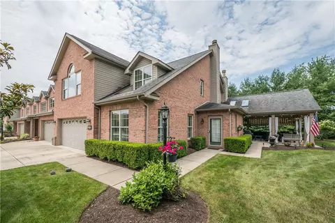 7009 Hill Station Dr, Lawrence, PA 15055