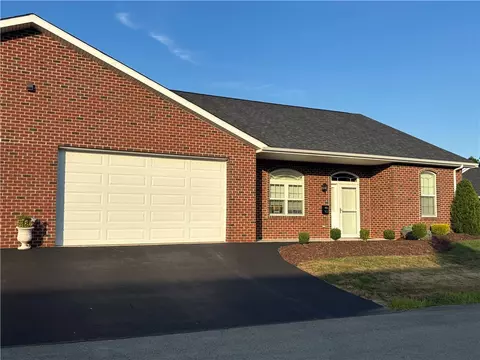 901 Valentina Ln, Lower Burrell, PA 15068