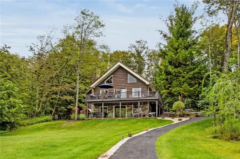 943 Peninsula Dr, Central City, PA 15926