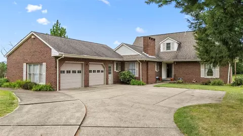377 Claremont Dr, New Kensington, PA 15068
