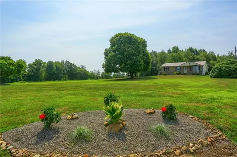 706 Hall Rd, Butler, PA 16001