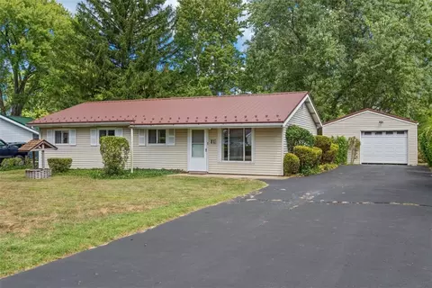 21 Robinhood Dr, Cranberry Township, PA 16066