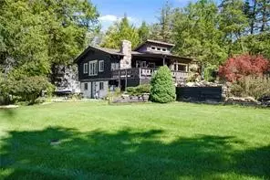 411 Peninsula Dr, Central City, PA 15926