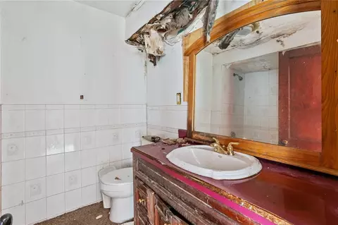 Bath - 592 E 7th Ave, Tarentum, PA 15084 photo 1 of 1