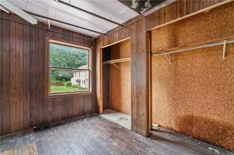 Bedroom - 592 E 7th Ave, Tarentum, PA 15084 photo 4 of 6