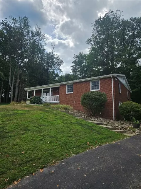 208 Robin Hood Dr, Irwin, PA 15642