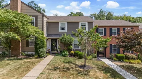 1152 Queens Dr, Moon Twp, PA 15108