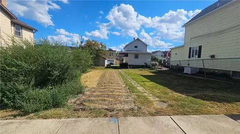 325 12 Quay St, East Vandergrift, PA 15629
