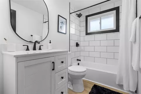 Bath - 112 Eileen Dr, Pittsburgh, PA 15214 photo 1 of 2