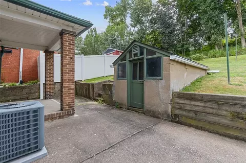552 Halcomb Ave, Clairton, PA 15025 photo 37