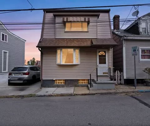 2703 Burham St, Pittsburgh, PA 15203