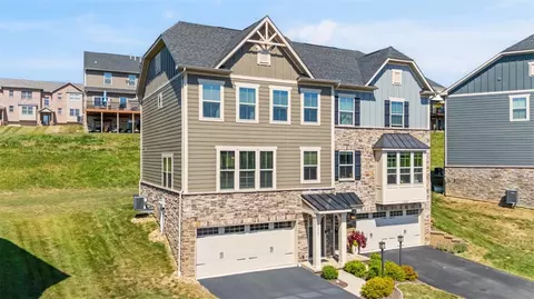 4000 Saint Andrews Ct, Jeannette, PA 15644