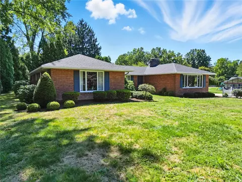 2560 Blossom Ln, New Castle, PA 16105