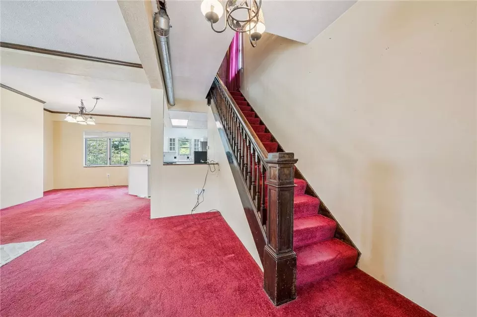 Entry Way - 5901 Roslyn St, Mckeesport, PA 15135 photo 1 of 2