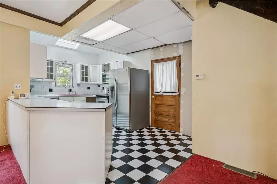 Kitchen - 5901 Roslyn St, Mckeesport, PA 15135 photo 2 of 4