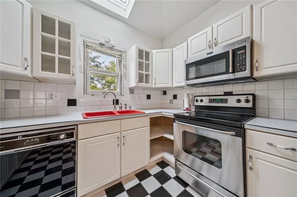 Kitchen - 5901 Roslyn St, Mckeesport, PA 15135 photo 4 of 4