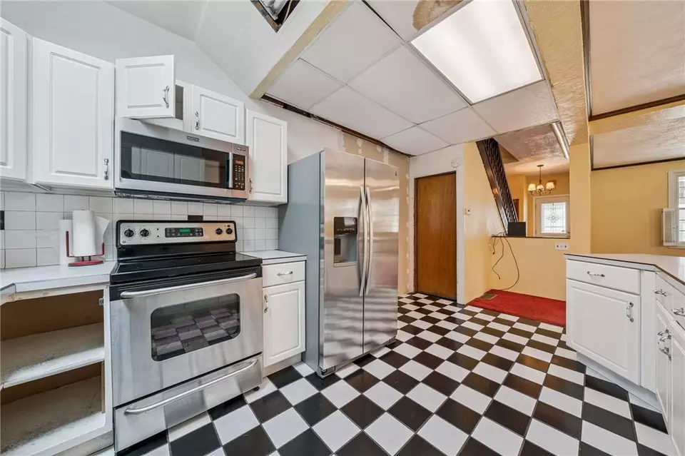 Kitchen - 5901 Roslyn St, Mckeesport, PA 15135 photo 3 of 4