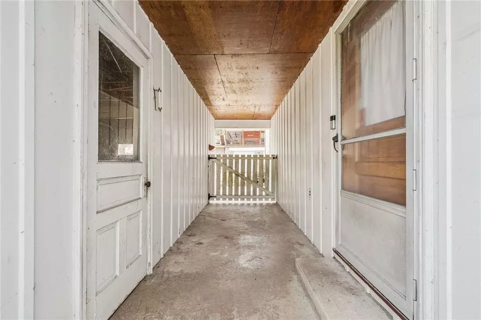 Entry Way - 5901 Roslyn St, Mckeesport, PA 15135 photo 2 of 2