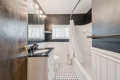 Bath - 5901 Roslyn St, Mckeesport, PA 15135 photo 1 of 1