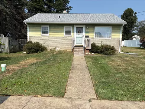 2647 Norma Dr, New Kensington, PA 15068