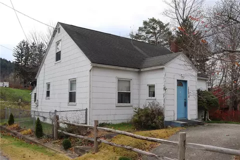 1298 E Route 30, Laughlintown, PA 15655