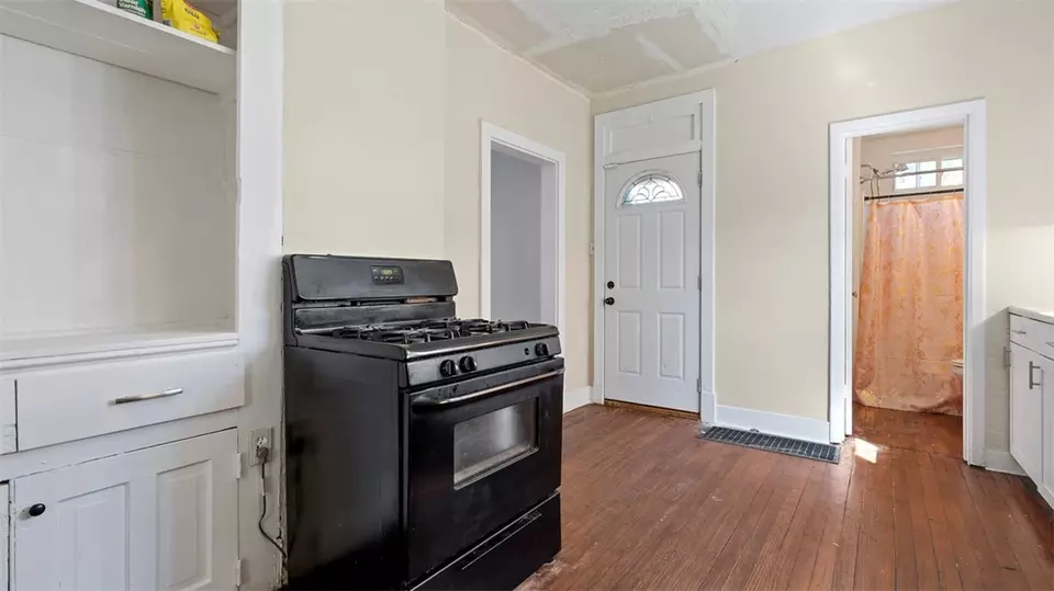 Entry Way - 1401 Maple Ave, Turtle Creek, PA 15145 photo 4 of 6