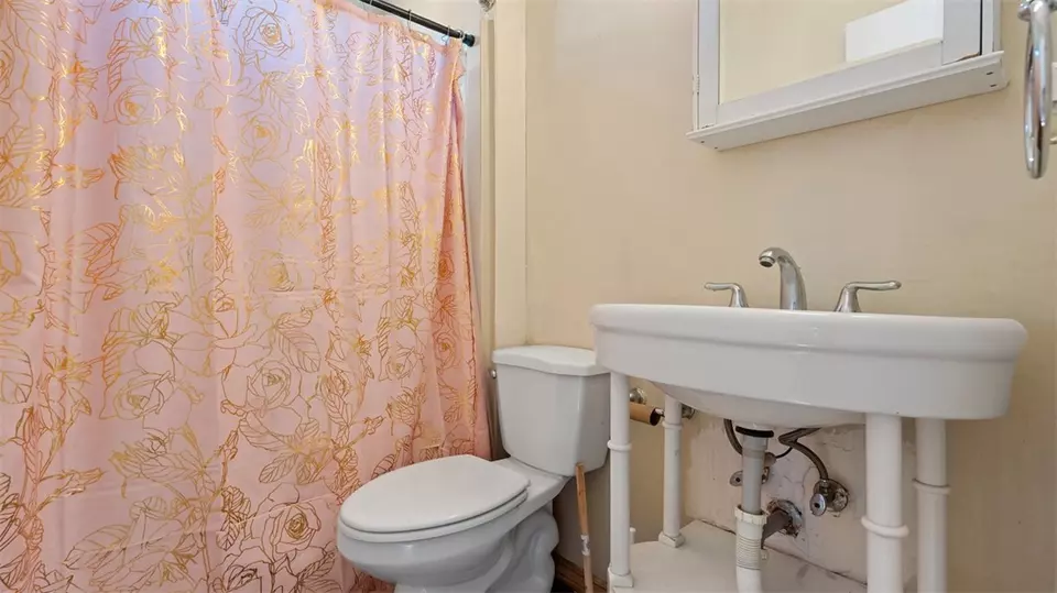 Bath - 1401 Maple Ave, Turtle Creek, PA 15145 photo 1 of 2