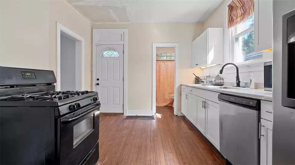 Entry Way - 1401 Maple Ave, Turtle Creek, PA 15145 photo 3 of 6