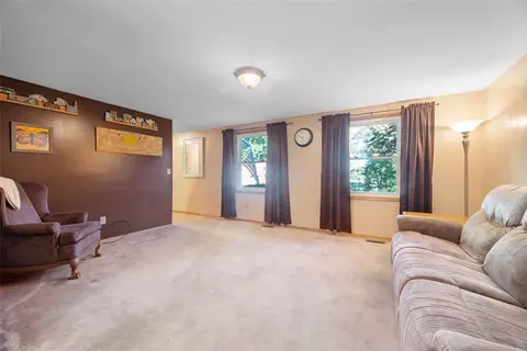 Living - 10 Quail Ct, Export, PA 15632 photo 2 of 5