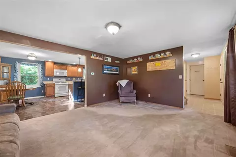 Living - 10 Quail Ct, Export, PA 15632 photo 3 of 5