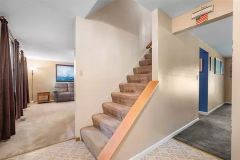 Entry Way - 10 Quail Ct, Export, PA 15632 photo 2 of 4
